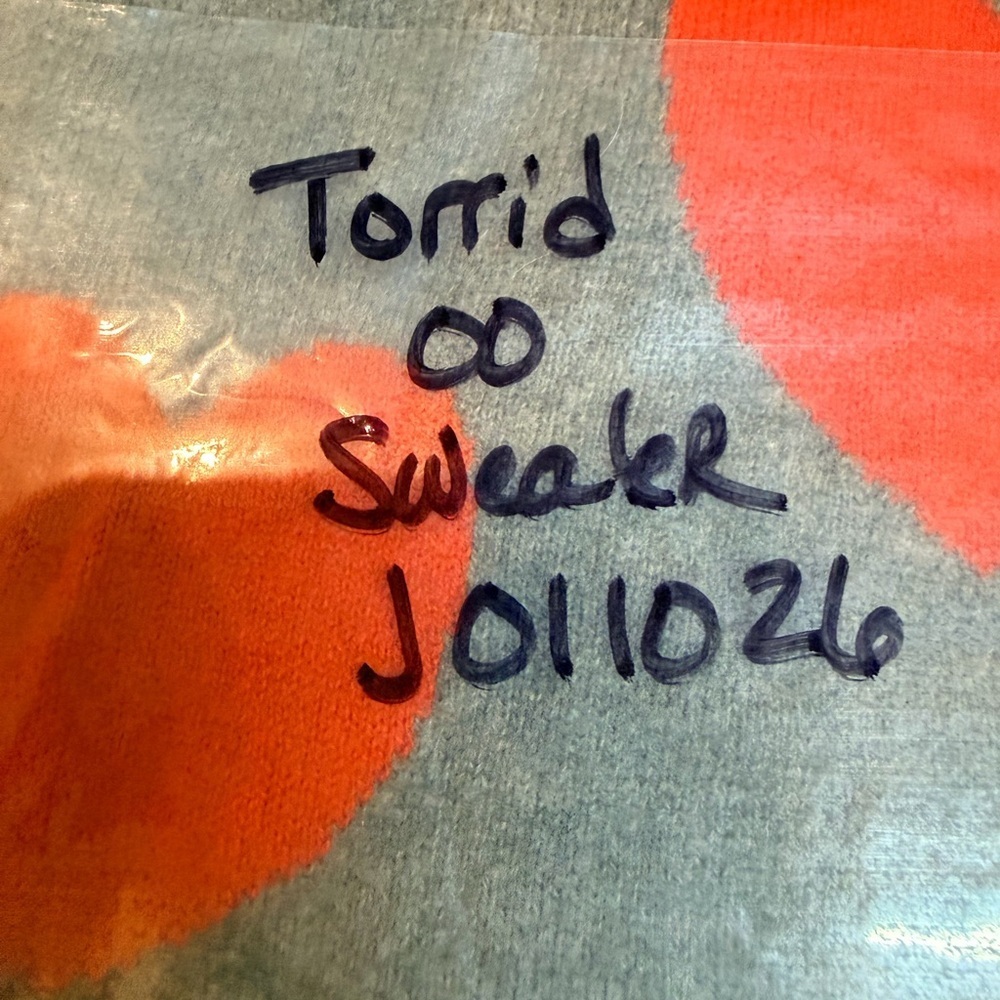 Torrid Gray Heart LOVE Graphic Crewneck Sweater Women’s 00 Medium - Picture 12 of 12